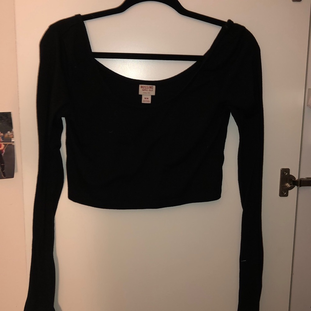black long sleeve crop top